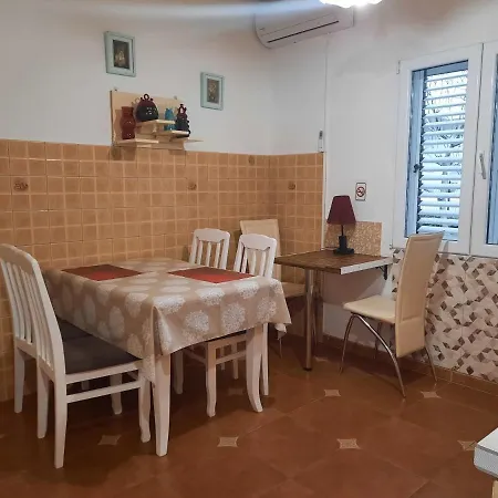 With Swimming Pool With Bathroom, Kitchen, Patio, Private Parking アパートホテル 2*