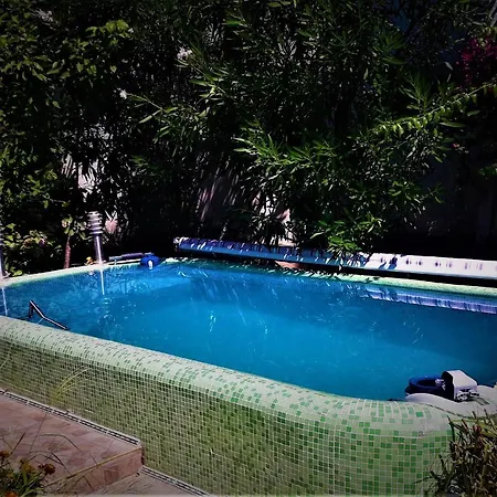 With Swimming Pool With Bathroom, Kitchen, Patio, Private Parking アパートホテル ブドヴァ