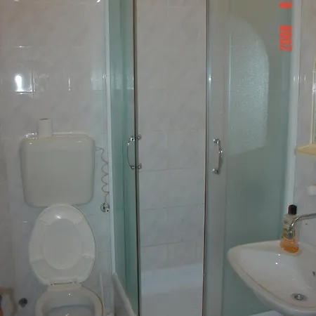 With Swimming Pool With Bathroom, Kitchen, Patio, Private Parking 2* ブドヴァ