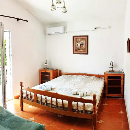 With Swimming Pool With Bathroom, Kitchen, Patio, Private Parking アパートホテル 2*